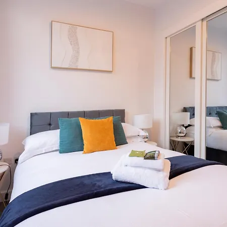 Modern 2- Bedroom Apartment In Central Redhill! Redhill  Exterior photo