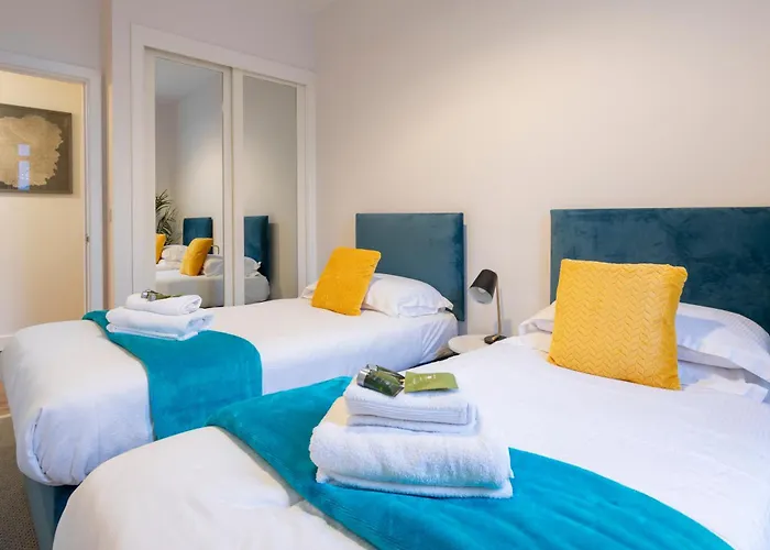 Modern 2- Bedroom Apartment In Central Redhill!
