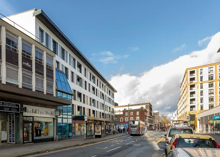 Modern 2- Bedroom Apartment In Central Redhill!